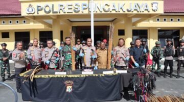 Kapolda Papua Tengah Pimpin Press Release Update Data Korban Jiwa, Kebakaran Sengketa dan Bukti Hasil Razia Alat Perang Oleh TNI-POLRI Selama Masa Pilkada Puncak Jaya